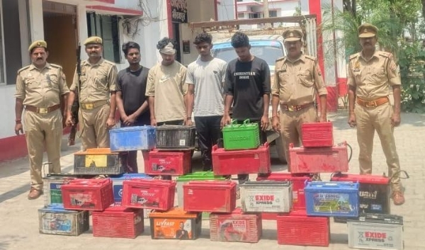 गिरफ्तार आरोपियों के कब्जे से चोरी की पिकअप और बरामद 24 बैटरी। गिरफ्तार आरोपियों के कब्जे से चोरी की पिकअप और बरामद 24 बैटरी।