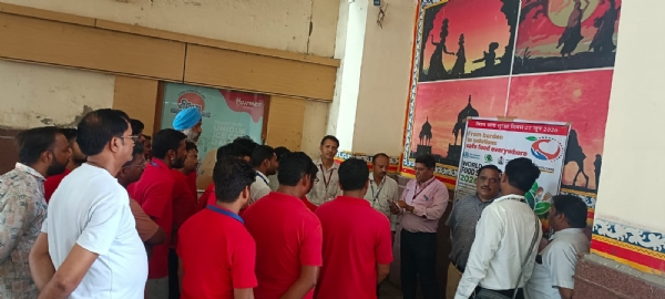विश्व खाद्य सुरक्षा दिवस पर कोटा स्टेशन पर खाद्य स्टॉलों एवं ट्रॉलियों के विक्रेताओं को आवश्यक दिशा-निर्देश