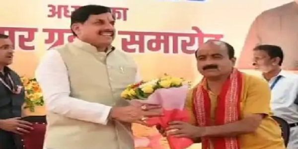 मुख्यमंत्री के साथ महेश केवट (फाइल फोटो)