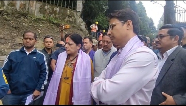 मंत्री अग्निमित्रा पाल सांसद राजू बिष्ट के साथ लोगो से बात करते हुए मंत्री अग्निमित्रा पाल सांसद राजू बिष्ट के साथ लोगो से बात करते हुए