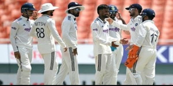 विकेट लेने के बाद खुशी मनाते मानव सुथार और अन्य भारतीय टीम