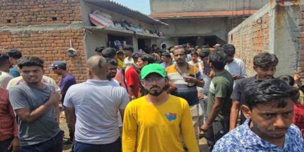 घटना स्थल पर लगी लोगों की भीड़ घटना स्थल पर लगी लोगों की भीड़