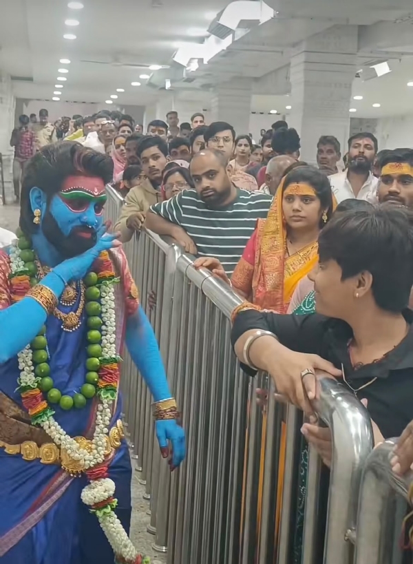 श्रद्धालुओं के बीच पात्र