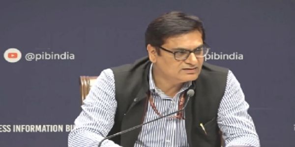 अंतर-मंत्रालयी प्रेसवार्ता को संबोधित करते पेट्रोलियम मंत्रालय की अतिरिक्त सचिव, प्रवीण एम. खानूजा अंतर-मंत्रालयी प्रेसवार्ता को संबोधित करते पेट्रोलियम मंत्रालय की अतिरिक्त सचिव, प्रवीण एम. खानूजा