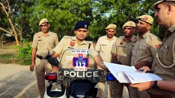 नए मिले ईआरवी राइडर जांचते पुलिस अधीक्षक सिद्धांत जैन। नए मिले ईआरवी राइडर जांचते पुलिस अधीक्षक सिद्धांत जैन।