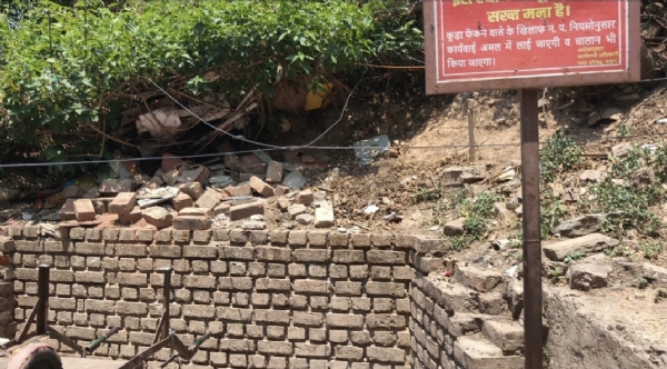 शहर में कूड़े के हॉट स्पॉट पर नगर परिषद के कर्मचारी कर रहे मॉनिटरिंग