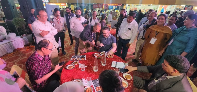 इंदौर में विदेशी मेहमान 56 दुकान में मालवा के स्वादिष्ट व्यंजनों का लुत्फ उठाते हुए इंदौर में विदेशी मेहमान 56 दुकान में मालवा के स्वादिष्ट व्यंजनों का लुत्फ उठाते हुए