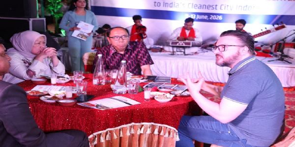 इंदौर में विदेशी मेहमान 56 दुकान में मालवा के स्वादिष्ट व्यंजनों का लुत्फ उठाते हुए इंदौर में विदेशी मेहमान 56 दुकान में मालवा के स्वादिष्ट व्यंजनों का लुत्फ उठाते हुए