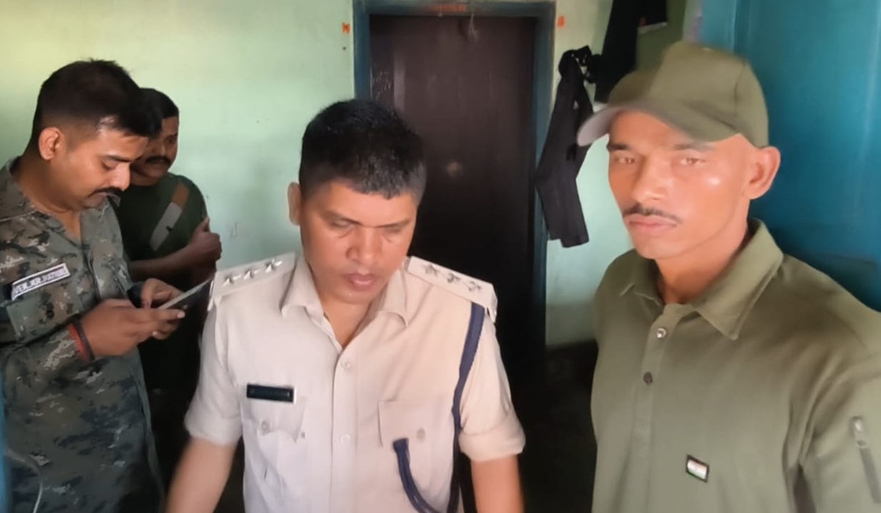 घटनास्थल पर जांच करते पुलिस अधिकारी घटनास्थल पर जांच करते पुलिस अधिकारी