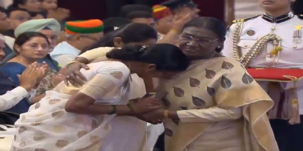 रक्षा अलंकरण प्रदान करती राष्ट्रपति रक्षा अलंकरण प्रदान करती राष्ट्रपति