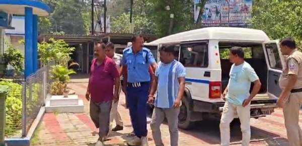 आरोपियों को लेकर जाती पुलिस आरोपियों को लेकर जाती पुलिस