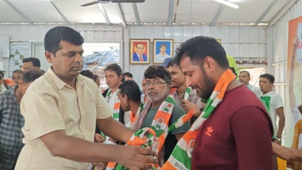 कार्यकर्ताओं को कांग्रेस मैं शामिल करते नेता कार्यकर्ताओं को कांग्रेस मैं शामिल करते नेता