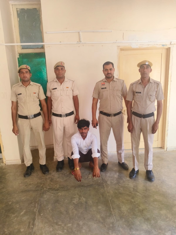 एक वीडियो का संज्ञान लेते हुए दूल्हे सहित चार थार गाड़ियों के चालकों के खिलाफ मामला दर्ज किया है। एक वीडियो का संज्ञान लेते हुए दूल्हे सहित चार थार गाड़ियों के चालकों के खिलाफ मामला दर्ज किया है।