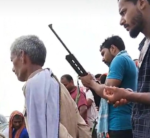 फायरिंग करता युवक फायरिंग करता युवक