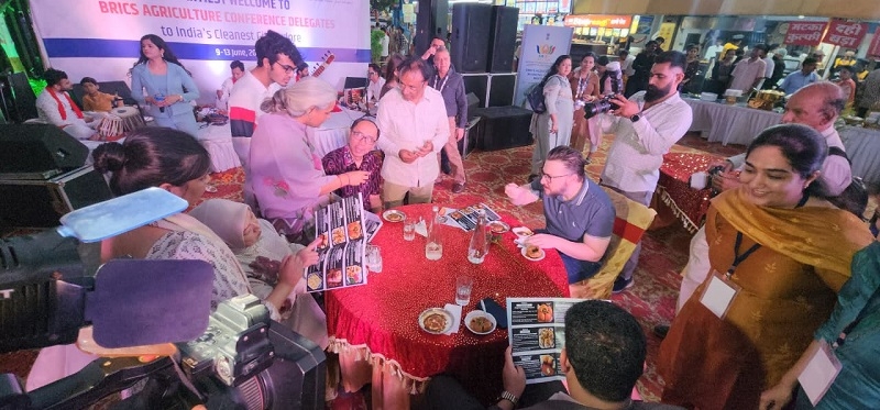 इंदौर में विदेशी मेहमान 56 दुकान में मालवा के स्वादिष्ट व्यंजनों का लुत्फ उठाते हुए इंदौर में विदेशी मेहमान 56 दुकान में मालवा के स्वादिष्ट व्यंजनों का लुत्फ उठाते हुए