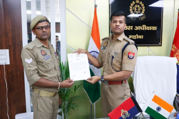 पैरोकार प्रेमबाबू द्विवेदी को सम्मानित करते एसपी शशांक सिंह पैरोकार प्रेमबाबू द्विवेदी को सम्मानित करते एसपी शशांक सिंह