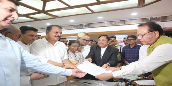 मीनाक्षी नटराजन ने भरा नामांकन