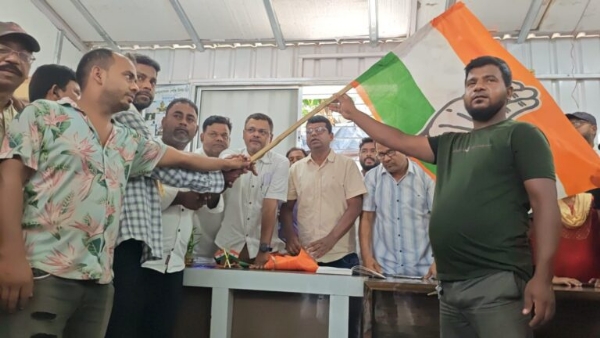 कांग्रेस का झंडा थमाकर पार्टी में योगदान दिलाते कांग्रेसी नेता कांग्रेस का झंडा थमाकर पार्टी में योगदान दिलाते कांग्रेसी नेता