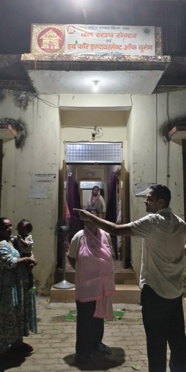 फोटो जिलाधिकारी पहुंचे वन स्टाफ सेंटर