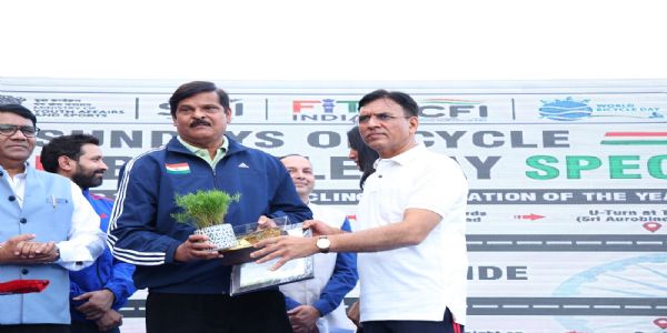 युवा मामले और खेल मंत्री डॉ. मनसुख मंडाविया फर्न अवॉर्ड विजेताओं के साथ।(फोटो-साई मीडिया)