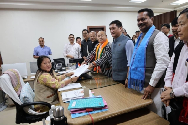 वरिष्ठ भाजपा नेता तागाक ने राज्यसभा के लिए नामांकन पत्र दाखिल किया वरिष्ठ भाजपा नेता तागाक ने राज्यसभा के लिए नामांकन पत्र दाखिल किया