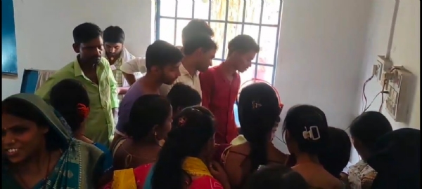 हंगामा करते ग्रामीण हंगामा करते ग्रामीण