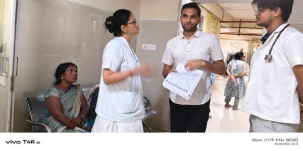 रात में मेडिकल कॉलेज पहुंचे डीएम, मरीजों से पूछा हाल; वन स्टॉप सेंटर की भी परखी व्यवस्था