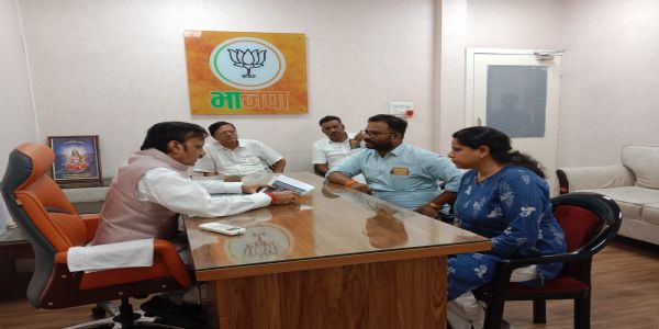 भाजपा प्रदेश कार्यालय में उप मुख्यमंत्री शुक्ल और मंत्री नारायण सिंह पंवार ने सुनीं कार्यकर्ताओं की समस्याएं