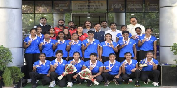 अंडर-18 हॉकी एशिया कप में शानदार प्रदर्शन पर भारतीय टीमों का सम्मान अंडर-18 हॉकी एशिया कप में शानदार प्रदर्शन पर भारतीय टीमों का सम्मान