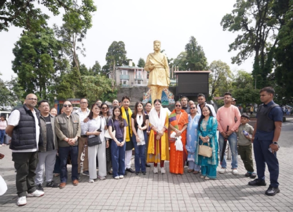 दार्जिलिंग दौरे पर मूर्ति पर माल्यार्पण करने के बाद अपने मित्र पर दार्जिलिंग दौरे पर मूर्ति पर माल्यार्पण करने के बाद अपने मित्र पर
