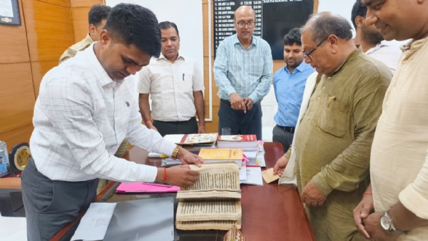 पांडुलिपियों का अध्ययन करते डीएम एवं अन्य पांडुलिपियों का अध्ययन करते डीएम एवं अन्य