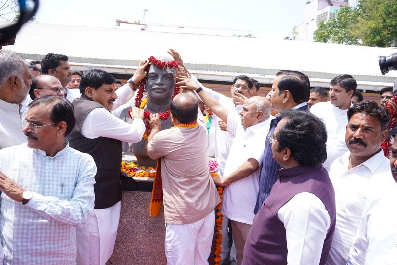 भाजपा उम्मीदवार महेश केवट भाजपा कार्यालय में पितृपुरुषों को नमन करते हुए