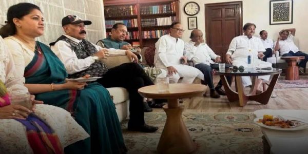 केन्द्रीय मंत्री भूपेन्द्र यादव के घर पहुंचे तृणमूल कांग्रेस के सांसद केन्द्रीय मंत्री भूपेन्द्र यादव के घर पहुंचे तृणमूल कांग्रेस के सांसद