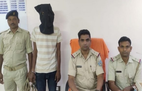 गिरफ्तार आरोपी की जानकारी देते ओपी प्रभारी मो. शारिक अली गिरफ्तार आरोपी की जानकारी देते ओपी प्रभारी मो. शारिक अली