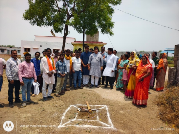 भूमिपूजन के अवसर पर खड़े हुए अतिथि। भूमिपूजन के अवसर पर खड़े हुए अतिथि।