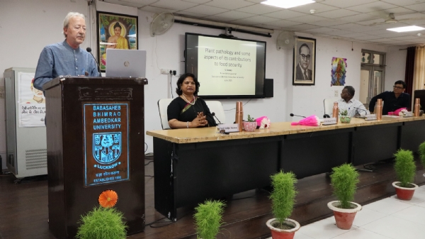 मुख्य अतिथि एवं फूड सिक्योरिटी जरनल के एडीटर-इन-चीफ प्रो. सर्ज सावेरी व्याख्यान देते हुए। मुख्य अतिथि एवं फूड सिक्योरिटी जरनल के एडीटर-इन-चीफ प्रो. सर्ज सावेरी व्याख्यान देते हुए।