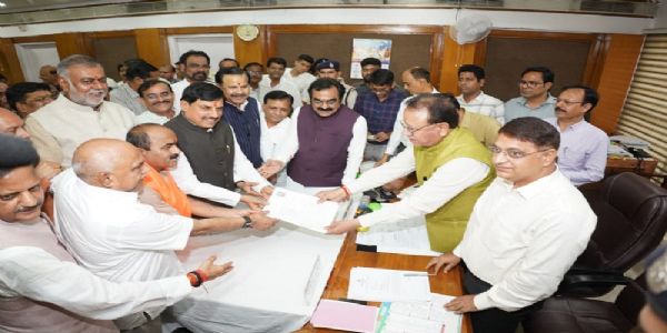 भाजपा उम्मीदवार महेश केवट अपना नामांकन जमा करते हुए