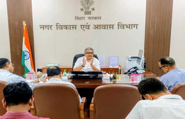 नगर विकास मंत्री नीतीश मिश्रा अपने कार्यालय में बैठक के बाद मीडिया से बात करते हुए नगर विकास मंत्री नीतीश मिश्रा अपने कार्यालय में बैठक के बाद मीडिया से बात करते हुए