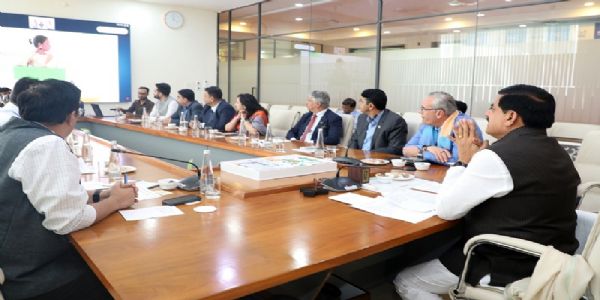 मुख्यमंत्री पीथमपुर में स्थापित होने जा रही हेलियन ग्रुप की मैन्युफैक्चरिंग यूनिट के भूमि-पूजन समारोह वीडियो कॉन्फ्रेंसिंग से संबोधित करते हुए