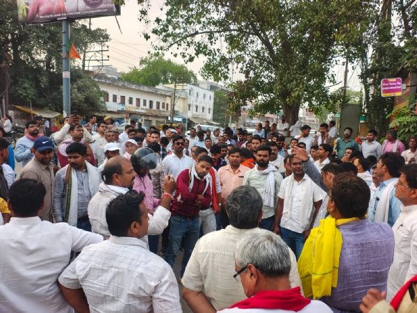 विद्युत कर्मचारी संयुक्त संघर्ष समिति के पदाधिकारी समस्याओं को लेकर आवाज उठाते हुए।