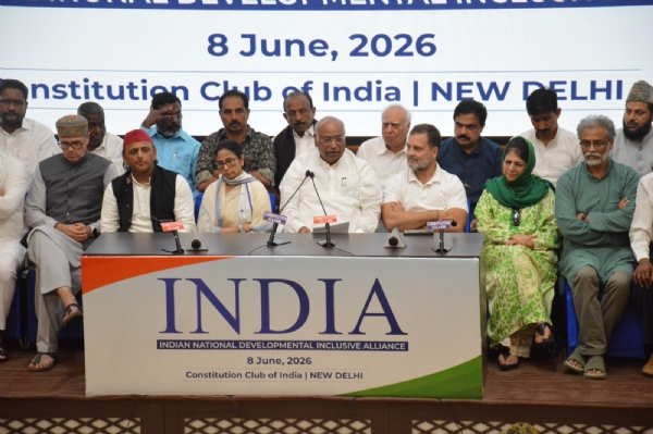 नई दिल्ली के कांस्टीट्यूशन क्लब में विपक्षी इंडी गठबंधन की सातवीं बैठक में शामिल नेता। नई दिल्ली के कांस्टीट्यूशन क्लब में विपक्षी इंडी गठबंधन की सातवीं बैठक में शामिल नेता।