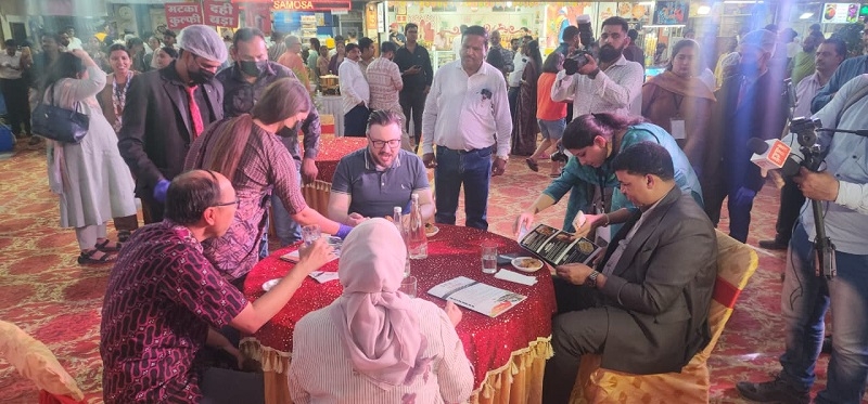 इंदौर में विदेशी मेहमान 56 दुकान में मालवा के स्वादिष्ट व्यंजनों का लुत्फ उठाते हुए इंदौर में विदेशी मेहमान 56 दुकान में मालवा के स्वादिष्ट व्यंजनों का लुत्फ उठाते हुए