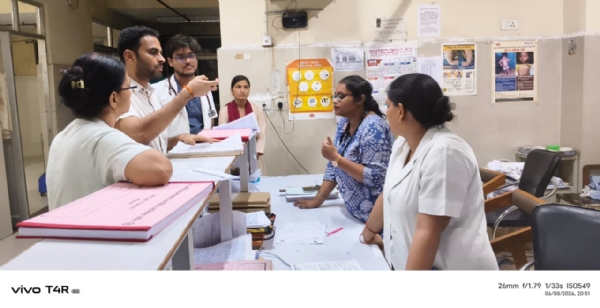 फोटो जिलाधिकारी पहुंचे मेडिकल