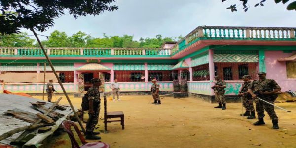 मादक पदार्थ तस्करी और धनशोधन मामले में मिजोरम, त्रिपुरा तथा पश्चिम बंगाल में छापेमारी करती प्रवर्तन निदेशालय (ईडी) की टीम। मादक पदार्थ तस्करी और धनशोधन मामले में मिजोरम, त्रिपुरा तथा पश्चिम बंगाल में छापेमारी करती प्रवर्तन निदेशालय (ईडी) की टीम।
