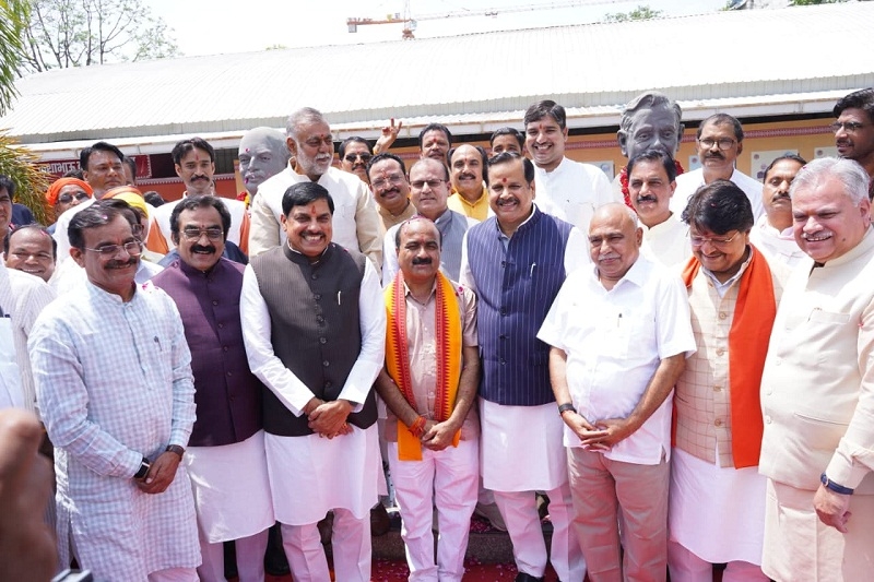 भाजपा उम्मीदवार महेश केवट भाजपा कार्यालय में पार्टी पदाधिकारियों के साथ