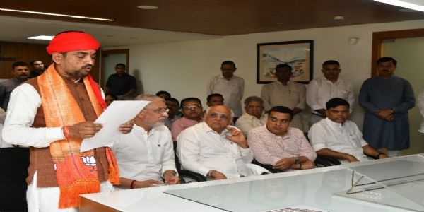 भाजपा के चारों उम्मीदवारों ने विजय मुहूर्त में दाखिल किया नामांकन भाजपा के चारों उम्मीदवारों ने विजय मुहूर्त में दाखिल किया नामांकन