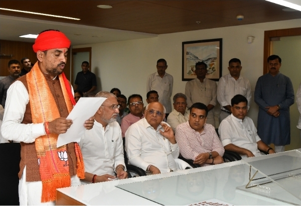 भाजपा के चारों उम्मीदवारों ने विजय मुहूर्त में दाखिल किया नामांकन भाजपा के चारों उम्मीदवारों ने विजय मुहूर्त में दाखिल किया नामांकन