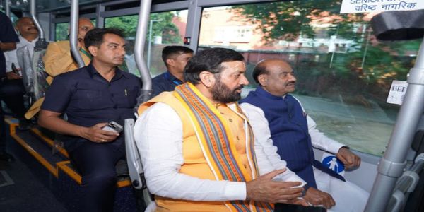 लाेकसभा स्पीकर ओम बिरला बस में सफर करके समाराेह स्थल पर जाते हुए लाेकसभा स्पीकर ओम बिरला बस में सफर करके समाराेह स्थल पर जाते हुए