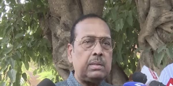 राज्यसभा सदस्य पद और तृणमूल कांग्रेस की प्राथमिक सदस्यता से इस्तीफे की घोषणा के बाद मीडिया से बातचीत करते पूर्व राज्यसभा सांसद सुखेंदु शेखर राय। राज्यसभा सदस्य पद और तृणमूल कांग्रेस की प्राथमिक सदस्यता से इस्तीफे की घोषणा के बाद मीडिया से बातचीत करते पूर्व राज्यसभा सांसद सुखेंदु शेखर राय।