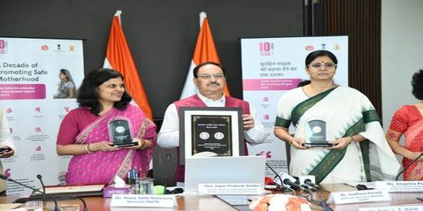 केन्द्रीय मंत्री जे पी नड्डा ने देखभाल का एक दशक’ अभियान की शुरुआत करते हुए 75 रुपये का स्मारक सिक्का और 5 रुपये का विशेष डाक टिकट जारी किया। केन्द्रीय मंत्री जे पी नड्डा ने देखभाल का एक दशक’ अभियान की शुरुआत करते हुए 75 रुपये का स्मारक सिक्का और 5 रुपये का विशेष डाक टिकट जारी किया।